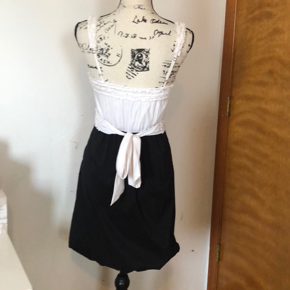 BCBG BLACK AND WHITE DRESS - Picture 4 of 8